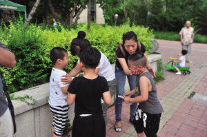 老师惩戒 监控录下四男童互扇耳光