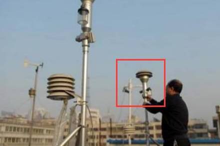 西安某空气质量监测点,工作人员给监测仪戴口罩